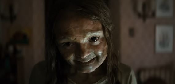 �rsky re�is�r Lee Cronin (Evil Dead Rise) vracia do hry M�miu. Tentoraz v�ak v inej verzii